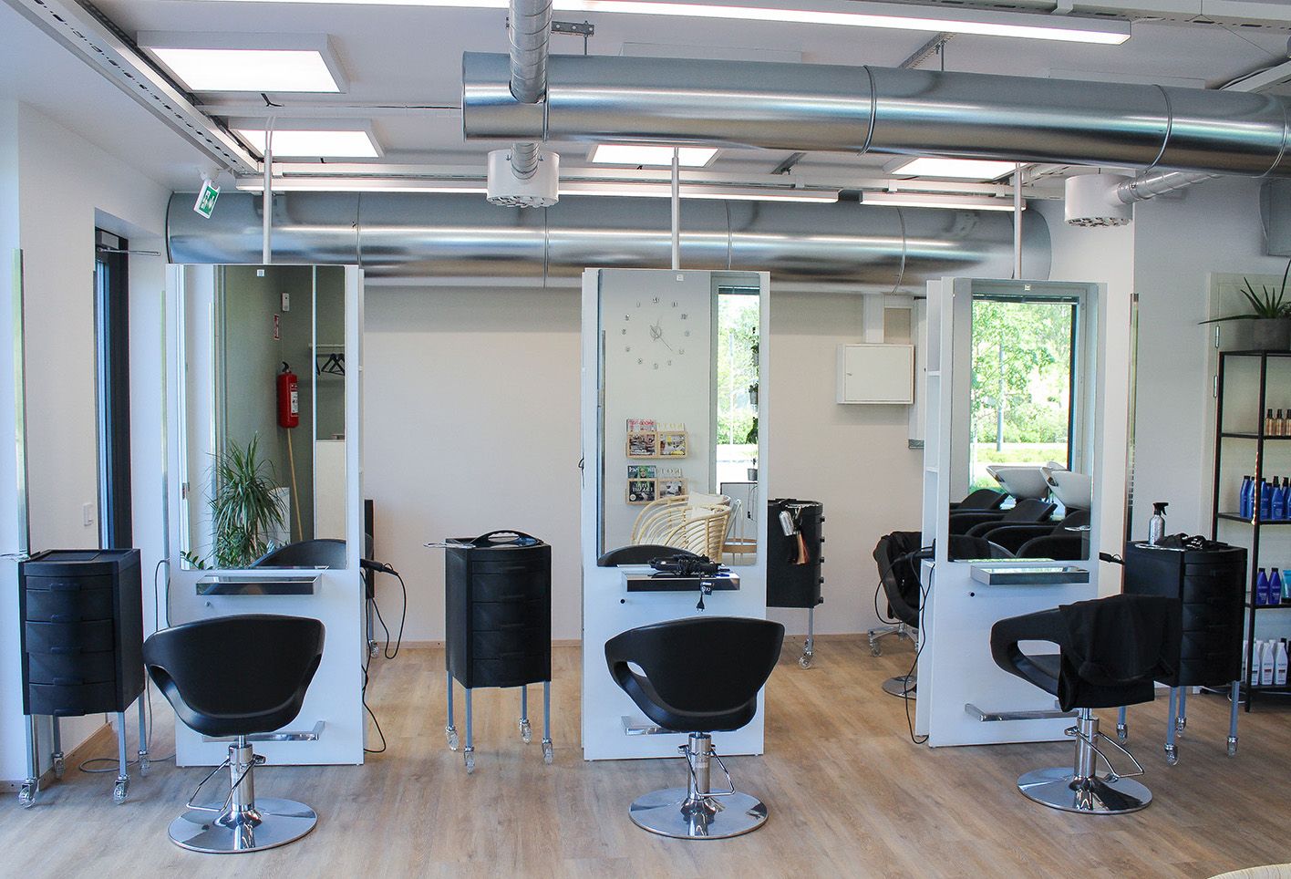 A 600x600 panel on the ceiling of the hairdressing salon to illuminate and create good, even and efficient lighting. The luminaire can either be recessed in the ceiling or surface mounted. The light has an opening angle of 110 degrees, so the light does not leave shadows in the space, but illuminates the entire space evenly. Ledstore.fi